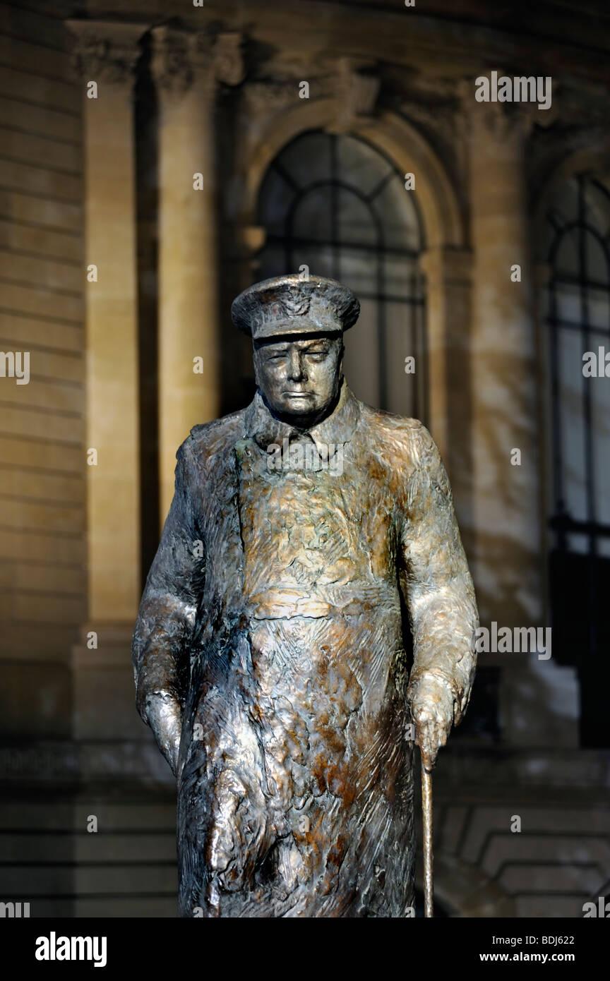 paris-france-contemporary-sculpture-public-art-statue-of-winston-churchill-BDJ622.jpg